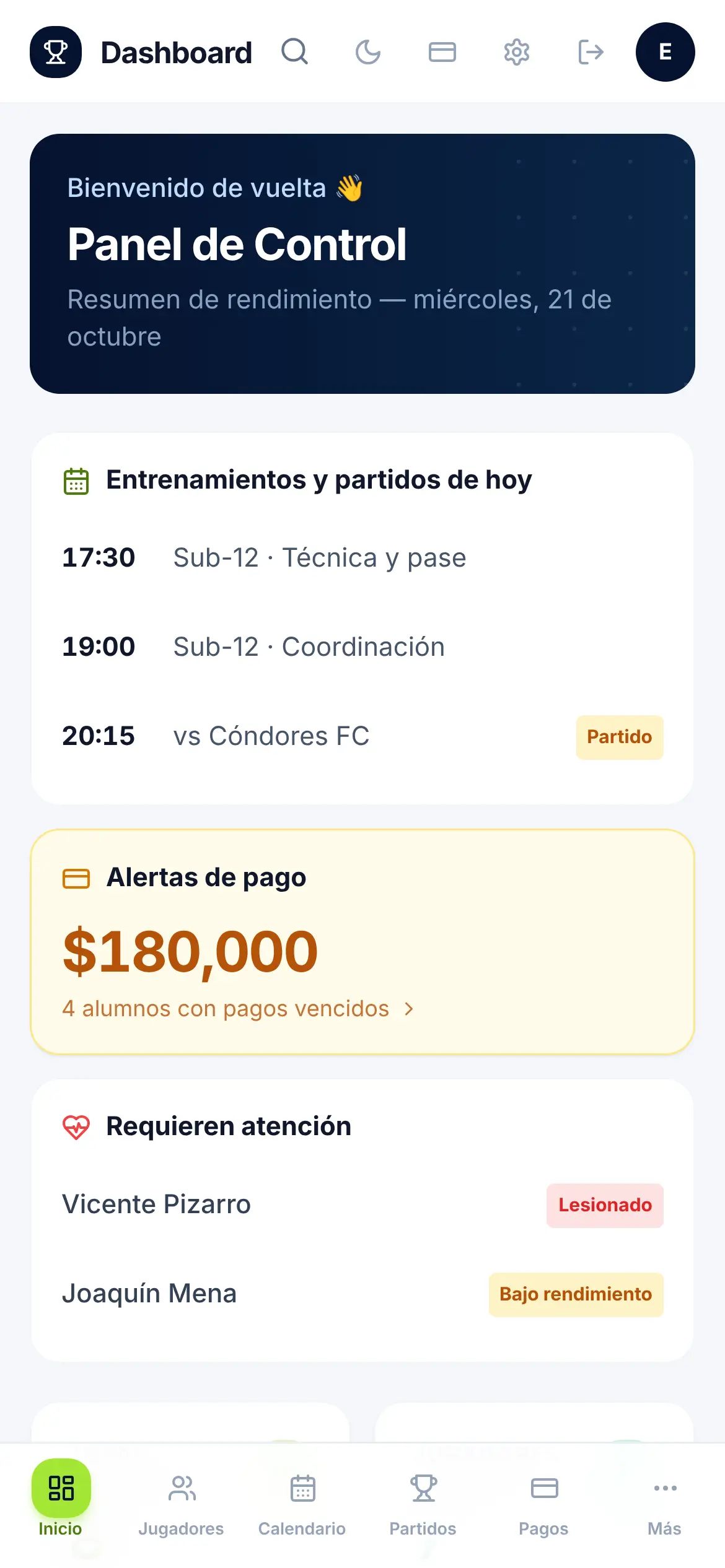 Inicio de Métrikas en el celular: entrenamientos y partidos de hoy, alerta de pagos vencidos y jugadores que requieren atención.