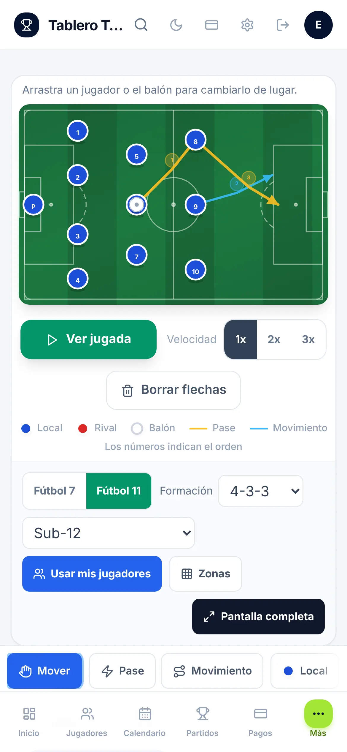 Tablero táctico en el celular: formación 4-3-3 con flechas de pase y movimiento dibujadas sobre la cancha.